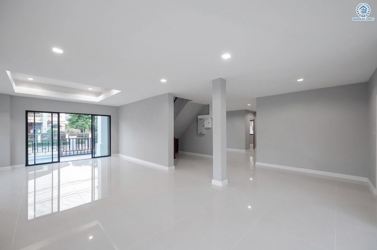 บ้านมือสองตกแต่งใหม่ โครงการ พฤกษ์ภิรมย์รีเจนท์ ปิ่นเกล้า บนสังคมคุณภาพจากแบรนด์ Q.House หลังใหญ่กว่า 113.4 ตร.ว. ดีไซน์ทันสมัยฟังก์ชัน 5 ห้องนอน (ห้องนอนชั้นล่าง 1 ห้อง) 5 ห้องน้ำ 1 ห้องแม่บ้าน จอดรถได้ 3 คัน บนที่สุดแห่งทำเลศักยภาพ หน้าโครงการติดถ.กาญจนาภิเษก เชื่อมต่อทุกการเดินทาง ใกล้จุดขึ้นทางด่วน "ศรีรัช" และรถไฟฟ้าสายสีม่วง "สถานีตลาดบางใหญ่"